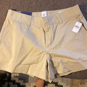 GAP NWT women’s khaki 3” shorts size 6